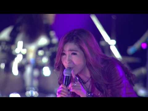 Chit Thu Wai Live in Myanmar: Mee Eain Kabyar (Lamp Song)