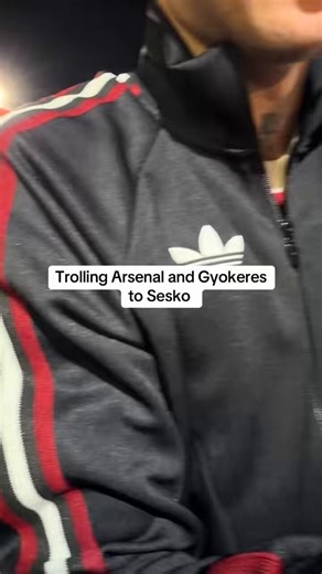 🚨United fan with Sesko after the game:“If you had chosen Arsenal you’d be a bottles..😭 Thank you for CHOOSING us.You’re so much BETTER than Gyökeres — have you seen how he RUNS?!” 😭🤣Sesko’s reaction is absolutely priceless — he knows... 😭