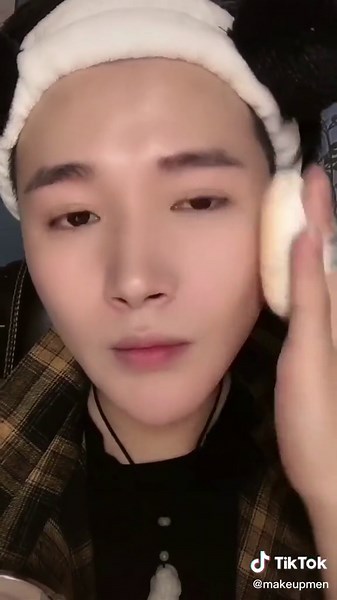 I think boys can wear makeup too. How about you?🤔#makeupmen #boymakeup #menskincare #menmakeup #makeupboy #fyp #fypシ