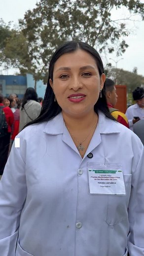 🌿✨ San Marcos investiga nuestra flora medicinal La I Jornada sobre Plantas Medicinales reunió a la comunidad sanmarquina para analizar cómo se expenden estas especies en los mercados de Lima y cómo sus propiedades impactan en la salud de quienes las consumen. Bajo la guía de la docente e investigadora Roxana Castañeda Sifuentes, los estudiantes presentaron posters, herbarios e infusiones que revelan el valor científico de nuestra flora medicinal. Quédate en el video y escucha, en voz de nuestro