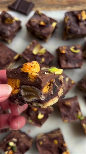 Late to the party and can’t find your favourite chocolate eggs for Easter? This is a riff on my grandmother’s no bake chocolate fridge cake. As well as the biscuits and sultanas, I’ve added nuts and chunks of honeycomb and crystallised ginger. Next time I’ll top with broken mini eggs 🐣 🍫 It’ll keep in the fridge for a week (but it won’t last that long). It goes something like this: 160g butter (or non-dairy butter) 90g runny honey or golden syrup Pinch of sea salt 130g 70% dark chocolate 200g 