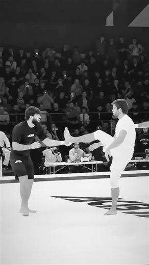 borz🐺👊 on Instagram: "𝙁𝙤𝙡𝙡𝙤𝙬 𝙈𝙚❤️‍🩹 . 日本利用压电瓷砖将脚步转化为电能。这些瓷砖捕捉来自你脚步的动能。当你行走时，你的重量和动作会对瓷砖产生压力。瓷砖会轻微弯曲，从而产生机械应力。瓷砖内部的压电材料将这种应力转化为电能。每一步都会产生少量电荷，而数百万步结合在一起就能产生足够的电力来驱动 LED 灯、数字显示屏和传感器。在像涩谷车站这样繁忙的地方，每天大约有 240 万个脚步为这一系统作出贡献。这些电能可以被储存或立即使用，从而减少对传统电力来源的依赖，并支持可持续的城市基础设施。这种方法将日常运动转化为实用的可再生能源 #日本 #知识 #事实 #你知道吗 #推荐 科技 创新 历史 技术 实验 热门"