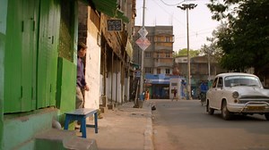 In dit geheime opvanghuis is Shiekh de 'kindkampioen'. Hij helpt nu andere straatkinderen maar wil uiteindelijk bij de politie. Onze collega's uit India vonden Shiekh toen hij in het slachthuis werkte en verslaafd was aan het snuiven van lijm. Martijn Krabbé had een bijzonder gesprek met hem namens de Postcode Loterij voor Koffietijd / 5 Uur Live . Ook weten hoe het nu met Shiekh gaat? ⬇️ | Save the Children Nederland