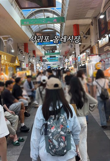 서귀포 올레시장 구경하다가 사람들이 계속 들어가길래 궁금해서 들어가봤는데, 왜 인기 많은지 한 상 받아보자마자 알겠더라고요. 📍남매네왕갈치📍 ✔️제주 서귀포시 중정로73번길 20 지하 1층 ✔️서귀포매일올레시 공영주차장 이용 가능 저는 세 명이 가서 갈치조림정식, 갈치구이정식, 돔베고기정식을 하나씩 주문해봤는데, 메뉴마다 구성이 달라 함께 가면 나눠 먹기 좋았어요. 특히 갈치조림은 살이 부드럽게 발리고, 자작한 양념에 밥 비벼 먹으니 계속 손이 가더라고요. 갈치구이 정식은 담백하게 구운 은갈치에 돼지불백과 계절국이 함께 나오고, 돔베고기 정식은 강된장과 쌈채소까지 곁들여져 취향대로 즐기기 좋았습니다. ✔️대표 메뉴 (모두 18,000원) ✓ 갈치조림정식 (은갈치조림 돼지불백 계절국 밥 밑반찬 3종) ✓ 갈치구이정식 (은갈치구이 돼지불백 계절국 밥 밑반찬 3종) 돔베고기정식 (돔베고기 강된장 쌈채소 계절국 밥 밑 반찬 3종) 올레시 구경 전후로 든든하게 한 끼 하기 좋은 곳이라 저
