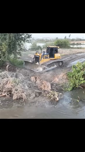 28K views · 401 reactions | #hitachi #caterpillar | Bulldozer Hub | Facebook