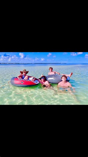 These HAPPY SOUTH CAROLINIANS 😎 Enjoy a Perfect AUGUST Day in @thefloridakeys 🌴 Charters starting at 💲5️⃣5️⃣0️⃣ (305)975-4885 | Key Largo Adventures