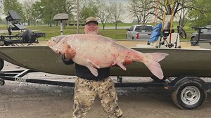 Oklahoma fishing guide breaks his own world record with 118-pound bighead carp
