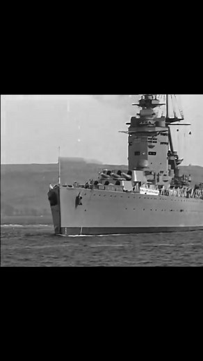 HMS Rodney (29) adalah kapal tempur Inggris kelas Nelson yang ditugaskan tahun 1927, terkenal karena tata letak unik dengan ketiga menara meriam 16-inci di depan. Selama Perang Dunia II, kapal ini aktif di Laut Mediterania dan Atlantik, memainkan peran kunci dalam menenggelamkan kapal perang Jerman Bismarck (1941) dan berpartisipasi dalam pendaratan Normandia.Selama dan setelah Operasi Torch dan pendaratan Normandia, Rodney berpartisipasi dalam beberapa pengeboman pesisir. Karena kondisi yang bu