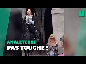 En Angleterre, un garde de la reine hurle sur une touriste