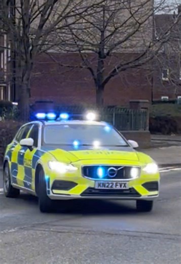 Northumbria Police Volvo V60 Responds with Sirens