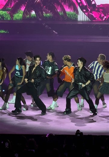 พาพี่เต้นแค่บนเวทีพอนะลูก🤣 กวนกันมากกก PERTHSANTA TIMESTOPPER #PerthSantaFanconD2 #santapp #perthtanapon #PerthSanta @Santa @PERTHPPE