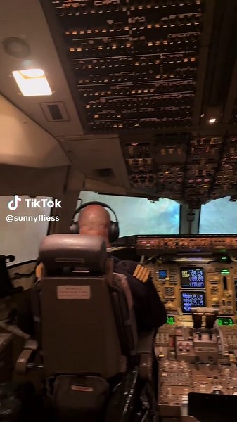 Boeing 767 Cockpit De-Icing in Snowy Conditions
