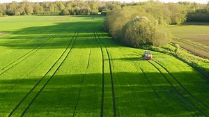 Tractor Fogger Spray Chemicals On Green: стоковое видео (без лицензионных платежей), 3501543061 | Shutterstock