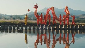A keyboard-like stone bridge has gained popularity among Chinese people through a dance drama at the Spring Festival Gala. Follow Xinhua correspondent Cui Li to look into the charm of the ancient bridge in Taishun, China's Zhejiang | China Xinhua News