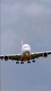 World’s Largest Plane Battles Extreme Crosswinds! Emirates A380