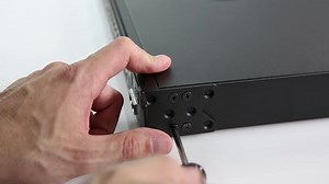 如何将 Dell Networking N2000 安装到机架上