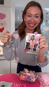 Shannon Doherty on Instagram: "CUTEST VALENTINE CARD IDEA EVER💕🍭 I AM OBSESSED WITH THIS CUTE PHOTO IDEA FOR A MAKE YOUR OWN VALENTINE THIS YEAR!! Save & SHARE this fun and easy idea! makes an adorable and easy valentine perfect for class cards!! I mean how adorable does Peach look in these??!! LIKE + COMMENT - “valentine” - I’ll send you full instructions on how to make these with your family this year in links to some lollipops to order!! Make sure you’re following me to stay up-to-date with