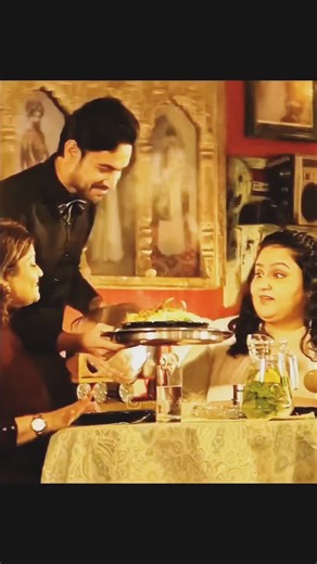 Miss Script on Instagram: "2006년 개봉한 영 (Labyrinth)은 단순한 판타지 모험을 넘어, 성장과 선택, 그리고 내면의 용기를 그린 작품입니다. 화려한 미로와 마법적 생물들 사이에서도, 영화는 끊임없이 “과연 진정한 길은 어디인가?”라는 질문을 던집니다. 복잡하게 얽힌 길과 신비로운 공간 속에서 주인공 사라가 맞닥뜨리는 도전은 관객의 긴장을 끝까지 유지하게 합니다. 사라가 동생을 구하기 위해 미로를 헤치고 나아가는 과정은 단순한 모허