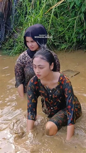 gadis desa cantik berburu ikan