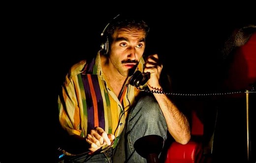 « Ce soir j’ai de la fièvre et toi tu meurs de froid » : Une libre antenne de la radio Fréquence Gaie adaptée au théâtre