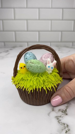 Turning a cupcake into an Easter Basket 🐥🐰 Edible wrappers are my favourite, this way you can eat the whole thing 😊 I used @darrelllea speckled eggs and @wiltoncakes bunny and chick decorations 🐣💗 #cupcake #easterbasket #cakedecorating #cakeart #easterbaking #cakedbyrach | Caked By Rach