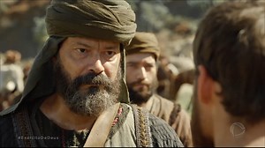 554K views · 7.1K reactions | Após dias de viagem rumo à Canaã, Jacó arma acampamento para descansar e são encontrados por Labão. Ele acusa o sobrinho de roubar seus bens, mas revela que Deus falou com ele e, por isso, não vai atacá-lo. Ainda assim, Labão sai à procura de seus ídolos, mas Raquel consegue escondê-los a tempo  • Perdeu ou quer rever o capítulo de Gênesis na íntegra? Acesse: PlayPlus.com | RECORD | Facebook