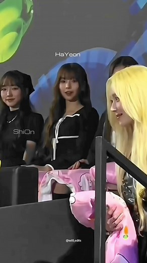 Idol Reactions to Aespa Winter Karina Ningning Giselle at Hanteo Music Awards 2024