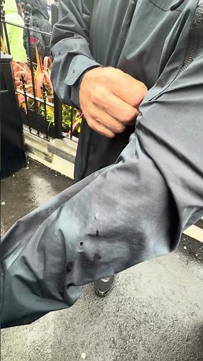 Baerskin rain jacket review #baerskinrainjacket #travel #travelvlog #baerskinwaterproofjacket