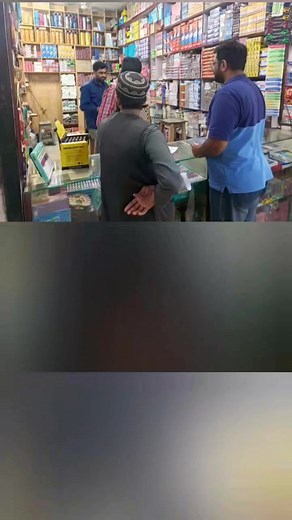 کل اردو بازار میں اسٹیشنری ایسوسی ایشن کی جانب سے ڈالر کمپنی کی آئی ڈی کارڈ پالیسی کے خلاف ڈور ٹو ڈور ریفرنڈم کیا گیا۔ یہ مہم صدر جمیل فاضل صاحب کی بہترین قیادت میں چلائی گئی۔ الحمدُ للّٰہ، تمام اسٹیشنری دکانداروں نے متفقہ طور پر یہ لکھ کر دیا کہ وہ ڈالر کمپنی کو اپنی آئی ڈی یا شناختی معلومات فراہم نہیں کریں گے۔ یہ اتحاد، بھائی چارے اور تاجر برادری کی بیداری کی ایک شاندار مثال ہے۔ اردو بازار کے تمام دکانداروں کو خراجِ تحسین جنہوں نے اپنی یکجہتی اور اعتماد سے یہ پیغام دیا کہ ہم سب ایک ہیں۔ اتحاد 