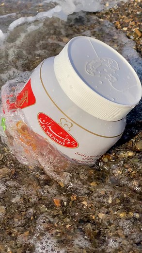 Une journée à la plage avec les amis, du soleil, des rires et des souvenirs qui resteront gravés ✨ Rien de mieux que de partager ces instants simples et vrais, avec un petit goût sucré de la pâte à tartiner El Wejden qui a parfaitement accompagnée nos moments de détente 🏖️🍫 #wejdenha #sumervibes #beach #frinds #tourism #algeria #الجزائر | Mohammed Hammami