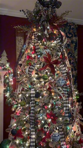 Last year I started adding strands of colored lights on my pre lit white light tree and I love the nostalgic feel it gives. #christmaslights #nostalgicchristmas #vintagechristmas #christmastree #decor #cozyhome | Cozy and Vintage Home Vibes