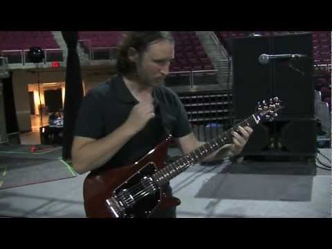 Mike Einziger of Incubus Gives "Echo" Guitar Tutorial