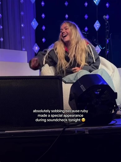 — this actually made my night || creds: @mwahfreya on IG #freyaskye #starsaligntour #ruby #london #fyp @Freya Skye @Freya Skye HQ