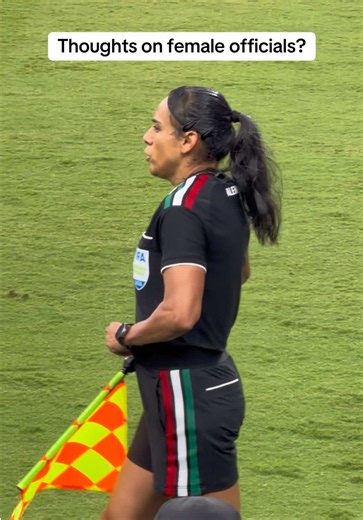 90 minutes focussed on the ball! ⚽️ Most people only watch the players, but keep an eye on the assistant referees during the World Cup 2026! This lady spent 90 minutes sprinting, stopping, accelerating and running sideways to stay perfectly in line with the last defender. It looks easier than it is… I honestly think they did a great job and may be this running style is even more suited to female instead of male! 💪🏽😁 Lots of have respect for the fitness and concentration this job requires. The