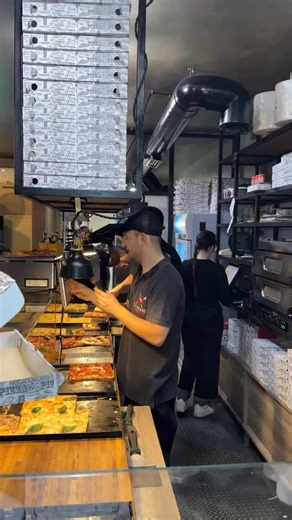 NOVITÀ ASSOLUTA DI MAGNANI 😍 Guarda il video per scoprire LO SPADONE, la nuova pizza crunch di Magnani 😋 E stasera, corri subito a provarla 🐷❤️ #magnanipizzerie #lapizzacrunchdicaserta #pizzainteglia #pizzaaltaglio #pizzetta #pizzette #pizzaromana #speck #radicchio #eatfoodporn #caserta | Magnani - Pizzerie Rustiche Romane