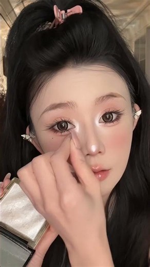 ✨ This Highlighter Shines Like a Tiny Light Bulb! 💡 #shortsyoutube #makeuptutorial #beuty
