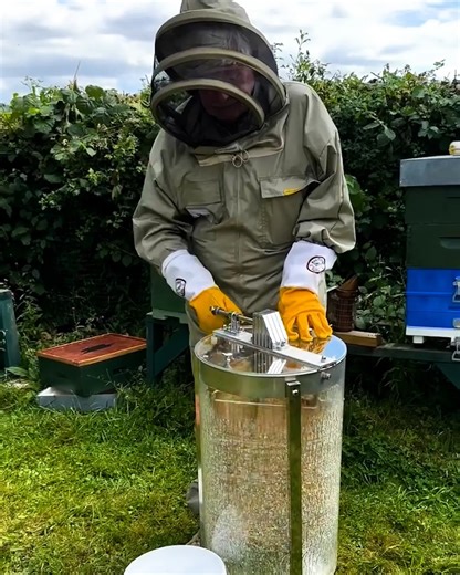 This honey extractor collects honey using centrifugal force! 🐝🍯😮 🎥 Sunnyfields Bees | UNILAD