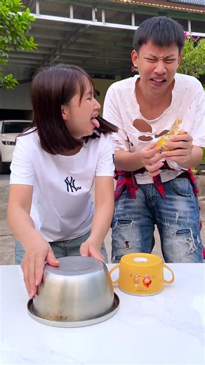 Anh trai đã chọn Hộp quà nhỏ và tặng cho em gái một món quà bất ngờ to đùng. #shorts