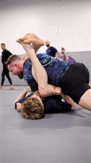 When attempting a stack pass and your opponent gains an underhook, try this cross grip, then walk around, should high, and put his knee on his head. But don't just back out or you'll get triangled! #risingtideacademy #risingtide #jiujitsu #bjj #selfdefense #MuayThai #MMA #GracieJiuJitsu #BrazilianJiuJitsu #WeightLoss #StackPass #StackPassDefense | Rising Tide Academy Columbia - Gracie Jiu-Jitsu, Muay Thai