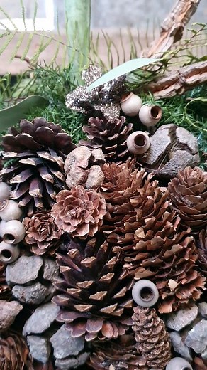 Hanne Utoft Floral design on Instagram: "Cones in different tones, shapes and texture 🍂 #cones #eucalyptus #cork #christmasdecor #sculpture #nordicchristmas #naturematerial #kogledekoration #hanneutoft #conesculpture #jul #nordiskjul"