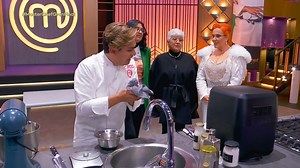 458K views · 11K reactions | La chef Betty fue a quitarle el tiempo a Ricardo Peralta pero, también le dio luz, paz y grandes tips...✨ ¡Revive este gran momento! ▶️ #MasterChefCelebrity | MasterChef México | Facebook