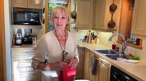 195K views · 3.4K reactions | Et si on cuisinait un poulet avec la maman d'Hélène? Recette complète: https://www.signegourmand.com/recettes/plats-principaux/poulet-roti-de-ma-mere- Hélène Laurendeau Nutritionniste | Signé Gourmand | Facebook