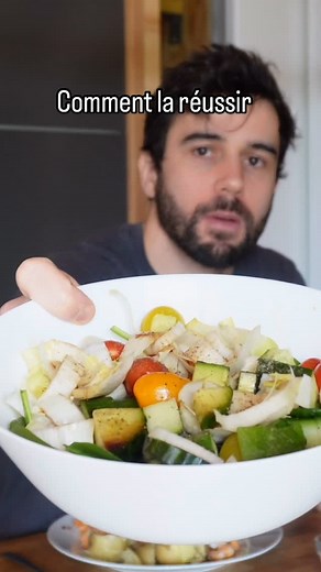 Owllucas on Instagram: "LE. VOLUME. ALIMENTAIRE. Je précise que toutes les recettes de mon e-book sont basées sur ce même principe. Bref: Tu enlèves des glucides, tu risques d’avoir faim, c’est normal. Mais si t’en profites pour ajouter un gros bol de salade composée, tu as: -peu de calories ajoutées -plein de fibres et de vitamines beaucoup de volume en plus Et une meilleure sensation de satiété après avoir mangé surtout ! #satiete #manger #ebook #sante #pertedepoids"