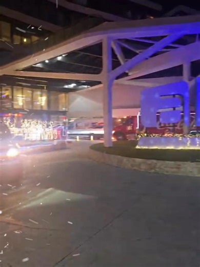 🎄✨ ¡La Navidad llegó al Aloft Ponce! ✨🎄 Y como siempre… Coca-Cola la lleva a todos lados. ❤️🚛 Nuestros espacios se llenaron de magia, luces y la alegría contagiosa de la caravana más icónica del año. 🎅🏼✨ Los legendarios camiones rojos ♦️🎄hicieron una parada especial en Aloft Ponce, compartiendo 🥰 sonrisas, fotos, detalles y ese espíritu navideño que solo Coca-Cola sabe inspirar. 🎁🎶 💫 La Navidad se vive en momentos, en luces ✨ que brillan y en experiencias que unen a las familias… y aqu