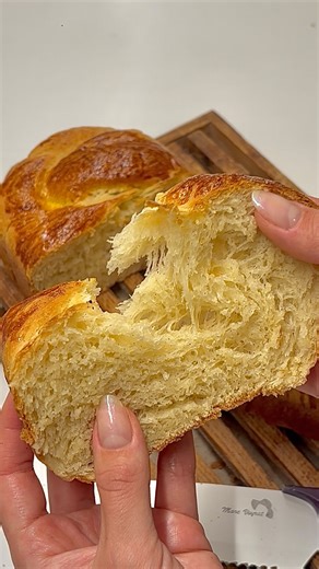 Céleste en sucre on Instagram: "Team brioche du ventre ou du four ?🤰 Voici ma recette pour faire une brioche tressée et une au chocolat, bien moelleuses et filantes 🍞 🤍 Si tu souhaites me soutenir, n’hésite pas à commenter, liker ou enregistrer cette recette Ingrédients pour 2 brioches : - 2 sachets de levure boulangère - 40 cl de lait (j’ai utilisé du lait d’amande) - 620 g de farine - 60 g de sucre - 1 c. à c. de sel - 1 œuf entier et 1 jaune - 70 g d’huile de tournesol (je n’en avais plus,