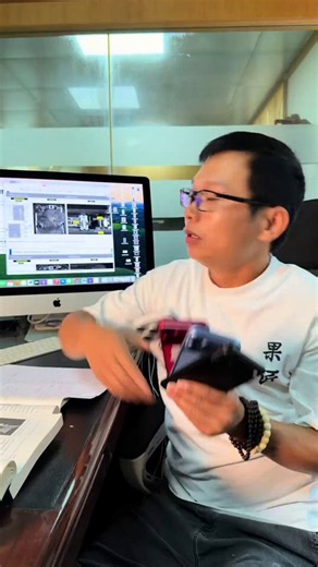 深圳华强北“科学家”马哥提前给今年的iPhone 18 Pro Max开了个发布会，还深度解析了手机的内部结构，看完后九月的苹果春晚都不用看了。iPhone 18 Pro Max改进了芯片散热，加大了散热片的面积，摄像头传感器升级为索尼MX905，并且可能首次支持可变光圈，国行版本电池容量5235毫安时，灵动岛面积缩小，1TB和2TB版本存储芯片是QLC，而更小的版本使用的是TLC。
