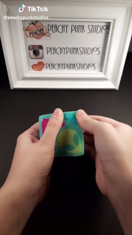 New mold!! Im definitely going to make the alien into earrings and the knife into a necklace 👌 #alien #resin #knife #bat #unmolding