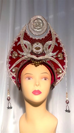 🖤 Throwback magic 🖤 Go behind the scenes of our Wytches & Vampyres shoot, where Sasha conjured this breathtaking headpiece by hand - from twisted wire and antique beading to the final darkly romantic flourish. Every detail was crafted with love and a touch of dark enchantment. #WytchesAndVampyres #BehindTheScenes #SherbetBirdie #HandcraftedMagic #DarkRomance | Sherbet Birdie Vintage & Pin-up Photography