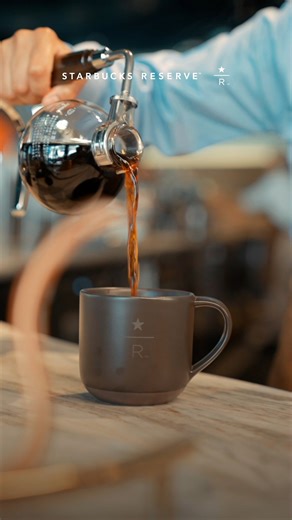 Siphon brewing is as technical as it is expressive. 💚 Guided by temperature and motion, this method draws out complexity and aroma with remarkable accuracy. The experience is immersive, delivering a cup that feels layered and deliberate. ☕✨ طريقة تحضير السايفون تعتمد على الدقّة. 💚 مع التحكم بالحرارة والحركة، هالطريقة تطلّع نكهات القهوة وريحتها بدقّة عالية. تجربة مختلفة تعطيك كوب غني بطعمه وريحته. ☕✨ | Starbucks Middle East