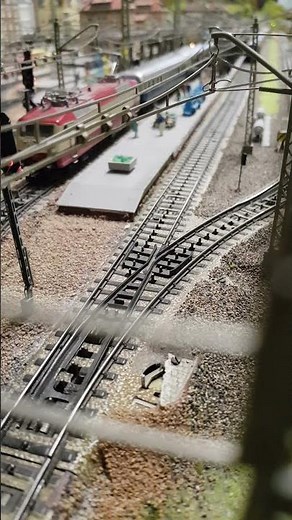 Fernreisezüge in den 1980er Jahren: Bunte Farben auf der Schiene; 120 und 184 im Bahnhof Steinheim